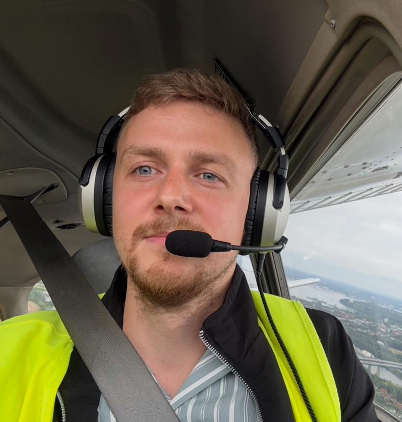Lukas Lehmann, Gründer von Aviatefinder, mit Headset im Cockpit eines Kleinflugzeugs